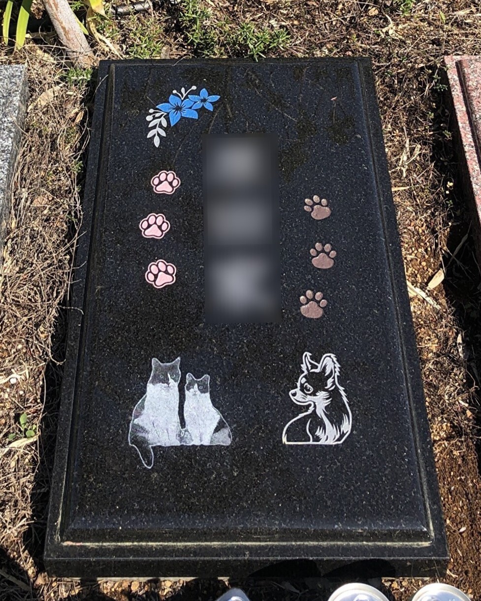 ご主人様想いのご家族様 お好きな色のお花とペットを墓石に刻みました